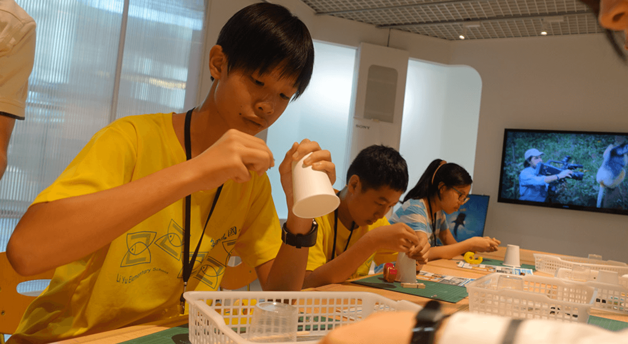 冠軍團隊於東京的Sony科學探索館體驗實作課程。