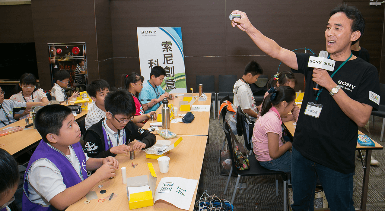 Sony Taiwan員工自發地擔任課程志工小老師，帶動來熱情活潑的課程氣氛。