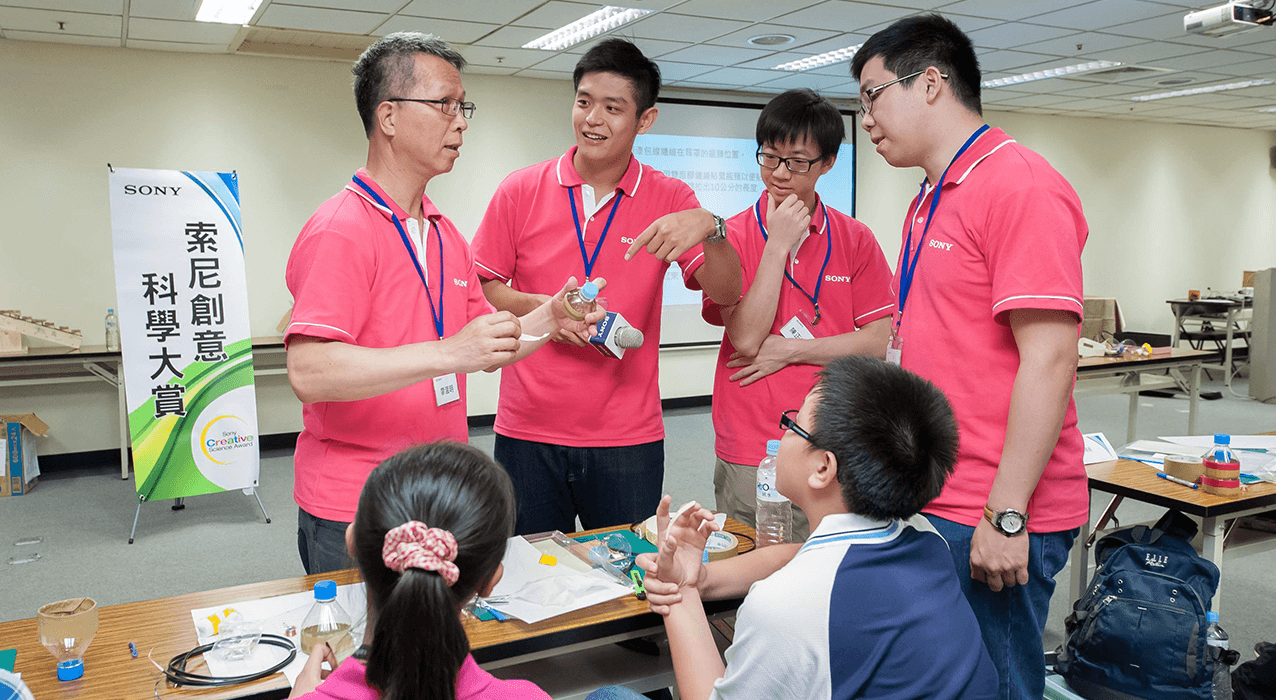 Sony Taiwan員工熱情參與擔任活動志工，與小朋友親切互動。